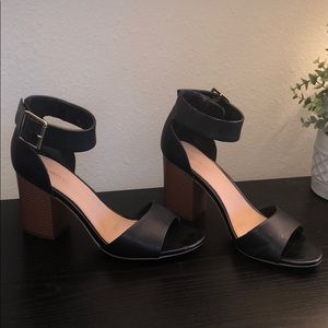 Black sandal heel with wood block